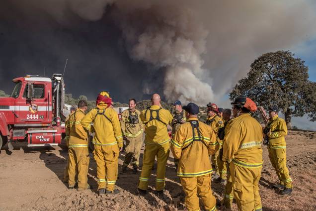 O líder da equipe Cal Fire Strike, do corpo de bombeiros da Califórnia, realiza uma reunião no Shilling Ranch depois que as autoridades solicitaram evacuações devido ao incêndio de Detwiler, na pequena cidade de Mariposa O líder da equipe Cal Fire Strike, do corpo de bombeiros da Califórnia, realiza uma reunião no Shilling Ranch depois que as autoridades solicitaram evacuações devido ao incêndio de Detwiler, na pequena cidade de Mariposa