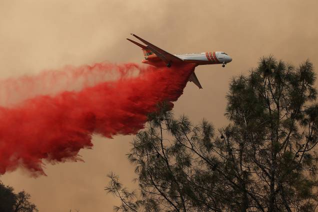 Um avião tenta conter o fogo do incêndio florestal Detwiler, na cidade de Mariposa, Califórnia Um avião tenta conter o fogo do incêndio florestal Detwiler, na cidade de Mariposa, Califórnia