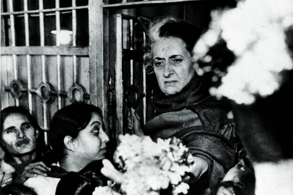 PARADOXO – Indira Gandhi, ao deixar a prisão, em 1978: julgamento por vingança lhe devolveu boa parte do apoio popular