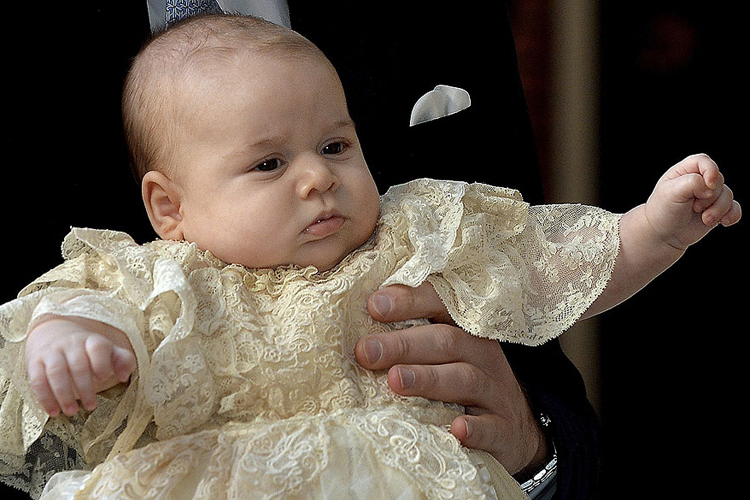 Príncipe George, aos três meses, na Capela Real no Palácio de St. James, em Londres para seu batizado, em 2013