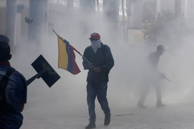 Um grupo de apoiadores do Governo de Nicolás Maduro invadiu, o Parlamento da Venezuela - 05/07/2017 Um grupo de apoiadores do Governo de Nicolás Maduro invadiu, o Parlamento da Venezuela - 05/07/2017