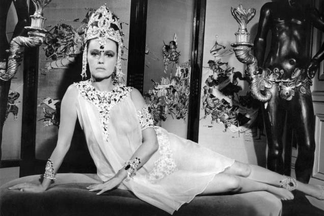 Atriz francesa Jeanne Moreau no set do filme Mata Hari (1964) Atriz francesa Jeanne Moreau no set do filme Mata Hari (1964)