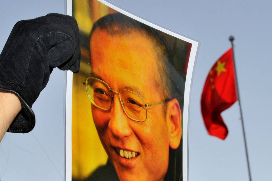 Manifestante ostenta foto de dissidente chinês Liu Xiaobo, em frente à embaixada chinesa em Oslo, na Noruega - 2010