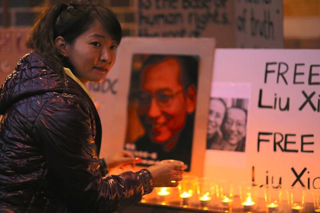 Membro da comunidade tibetana na Austrália homenageia Liu Xiaobo, no consultado chinês em Sidney - 12/07/2017 Membro da comunidade tibetana na Austrália homenageia Liu Xiaobo, no consultado chinês em Sidney - 12/07/2017