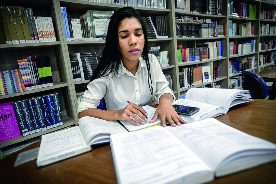 Luedna Laurentino, 23 anos - A pernambucana, demitida de uma loja, dever&aacute; trancar o curso de engenharia
