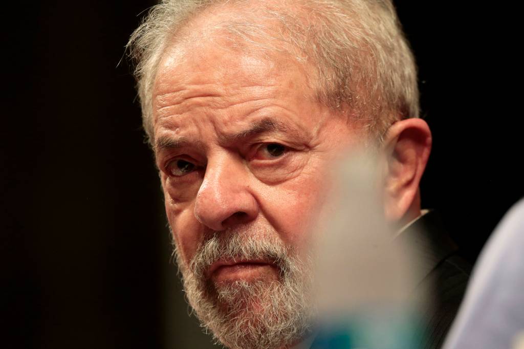 Lula é citado e intimado por sítio em Atibaia