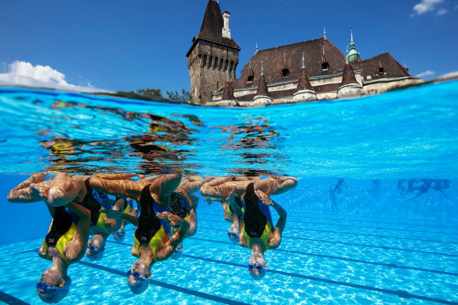 Com o Castelo de Vajdahunyad ao fundo, a equipe sul coreana compete na fase preliminar do nado sincronizado no Mundial de Esportes Aquáticos na Hungria