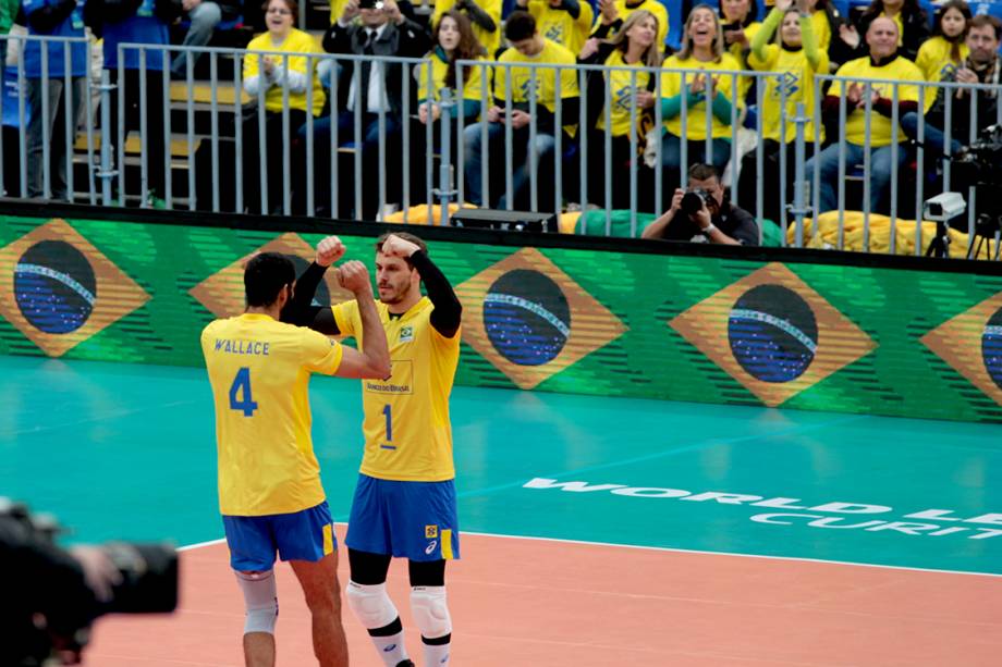 Bruno e Wallace se cumprimentam durante partida contra o Canadá, válida pelo Mundial de Vôlei em Curitiba - 04/07/2017