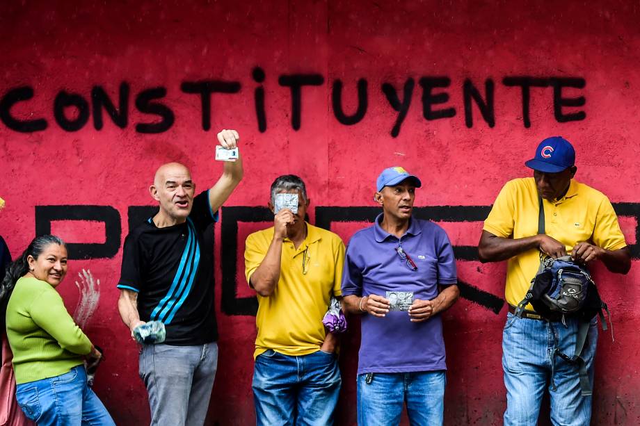 Pessoas esperam em fila antes de votar durante as eleições da Assembleia Constituinte em Caracas, na Venezuela - 30/07/2017