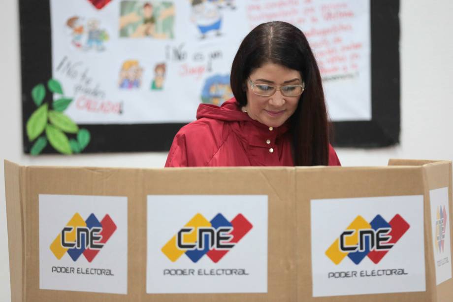 A primeira dama venezuelana Cilia Flores lança seu voto durante a eleição da Assembleia Constituinte em Caracas, na Venezuela - 30/07/2017