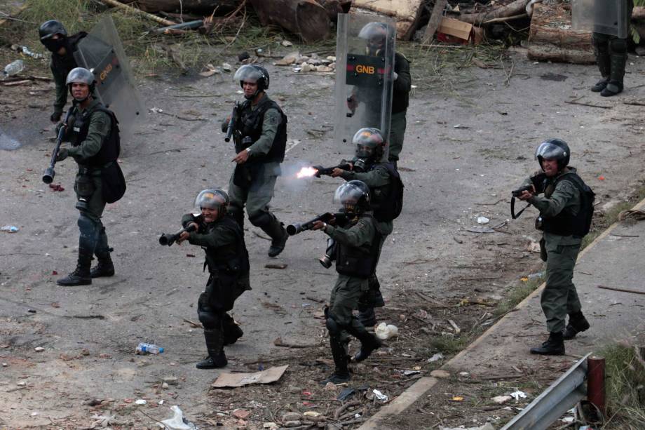 Forças de segurança disparam contra manifestantes em confronto durante realização da eleição da Assembleia Constituinte  em Caracas, na Venezuela - 30/07/2017