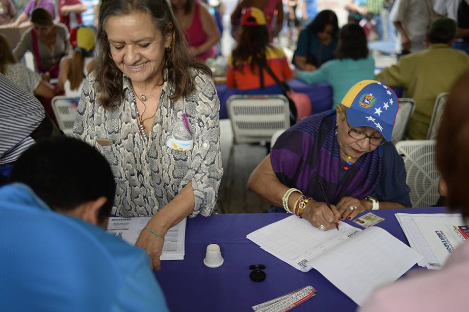 Pessoas depositam seus votos em urnas durante plebiscito não-oficial organizado contra o presidente Nicolás Maduro, em Caracas, Venezuela - 16/07/2017