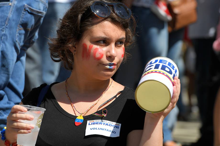 Mulher pinta o rosto em protesto contra o presidente Nicolás Maduro - 16/07/2017