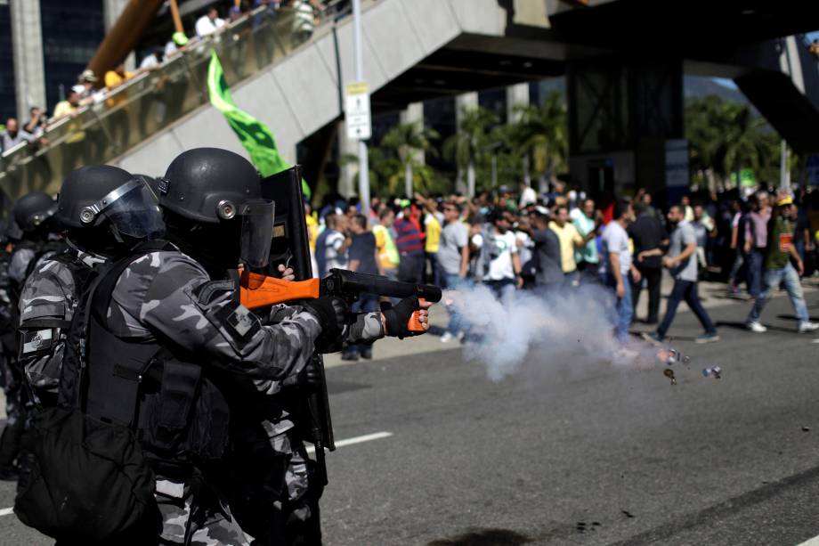 Policias disparam bombas de gás lacrimogêneo na direção dos taxistas que manifestavam contra os aplicativos de carona remunerada esta manhã, durante confusão em frente a prefeitura do Rio de Janeiro - 27/07/2017