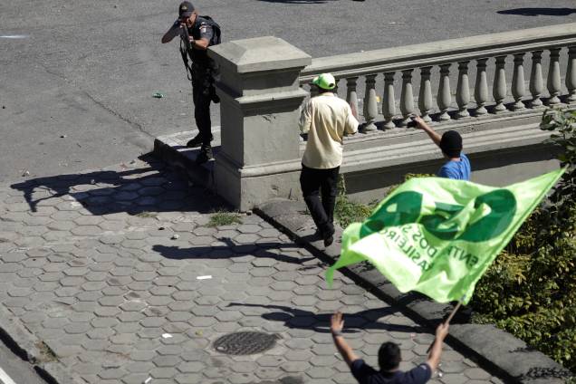 Policiais e manifestantes entraram em confronto durante o protesto dos taxistas do Rio de Janeiro contra a regulamentação de aplicativos de carona remuneradas - 27/07/2017 Policiais e manifestantes entraram em confronto durante o protesto dos taxistas do Rio de Janeiro contra a regulamentação de aplicativos de carona remuneradas - 27/07/2017