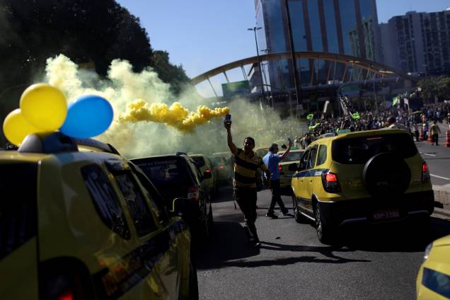 Motoristas de táxi se reúnem em frente a prefeitura do Rio de Janeiro para reivindicar a regulamentação de aplicativos de carona remunerada - 27/07/2017 Motoristas de táxi se reúnem em frente a prefeitura do Rio de Janeiro para reivindicar a regulamentação de aplicativos de carona remunerada - 27/07/2017