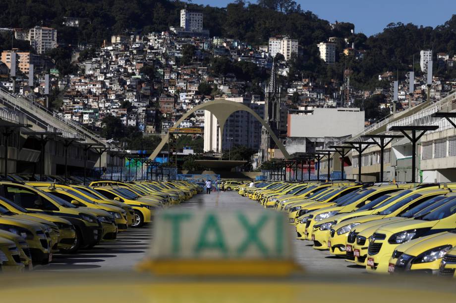 Taxis estacionados no sambódromo do Rio de Janeiro na manhã desta quinta-feira. O Sindicato dos Taxistas Autônomos organizou o protesto contra a regulamentação dos aplicativos de carona remunerada na capital carioca - 27/07/2017