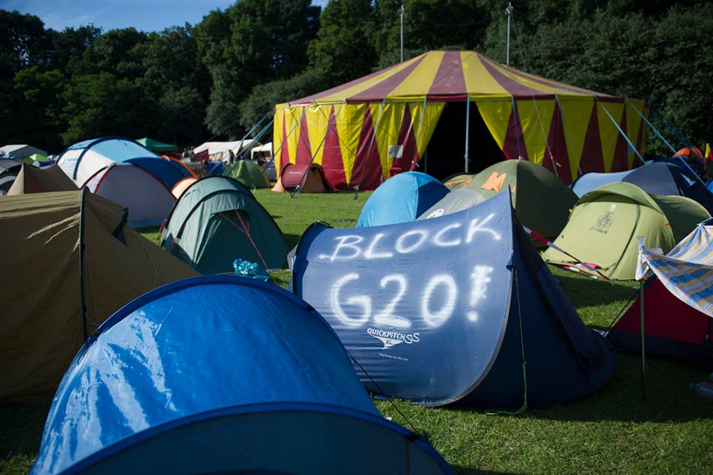 Ativistas anti-capitalistas acampam em forma de protesto em frente ao parque Altonaer Volkspark, em Hamburgo, como forma de protesto contra a confer&ecirc;ncia do G20, na Alemanha