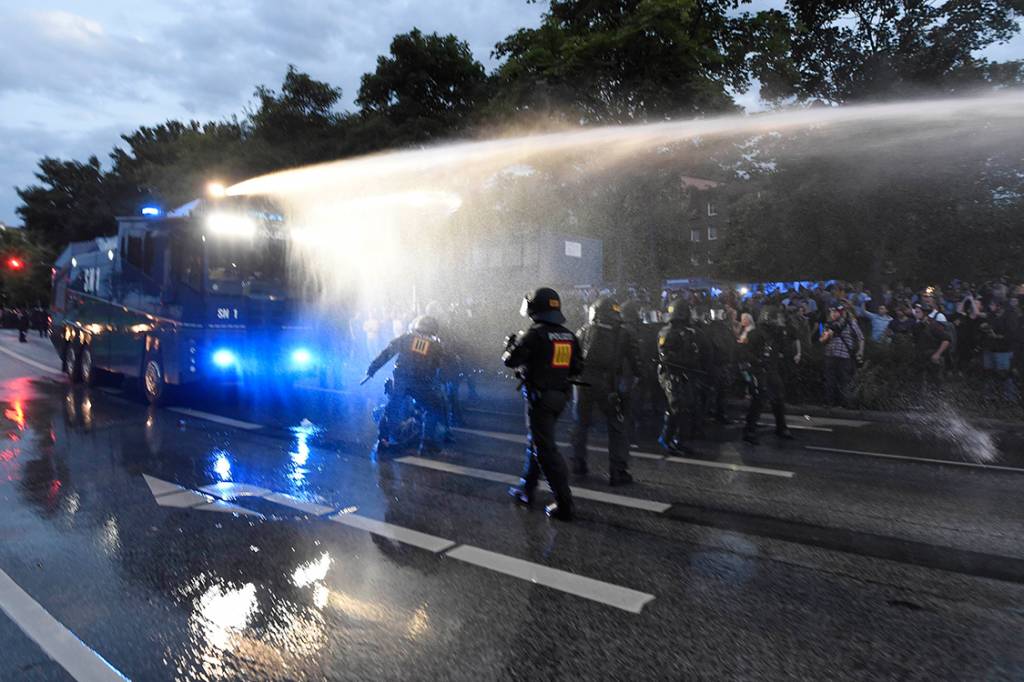 Pol&iacute;cia alem&atilde; utiliza caminh&otilde;es pipa e jatos d'&aacute;gua para dispersar manifesta&ccedil;&otilde;es contra a confer&ecirc;ncia do G20 em Hamburgo, na Alemanha - 06/07/2017