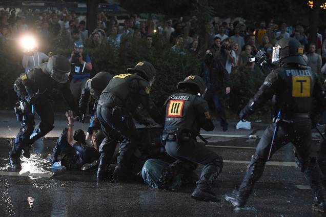 Polícia alemã repreende manifestantes que protestavam contra o G20 em Hamburgo, na Alemanha - 06/07/2017 Polícia alemã repreende manifestantes que protestavam contra o G20 em Hamburgo, na Alemanha - 06/07/2017