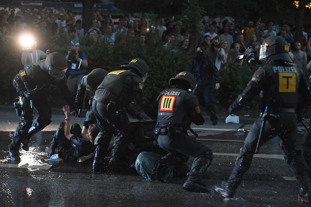 Pol&iacute;cia alem&atilde; repreende manifestantes que protestavam contra o G20 em Hamburgo, na Alemanha - 06/07/2017