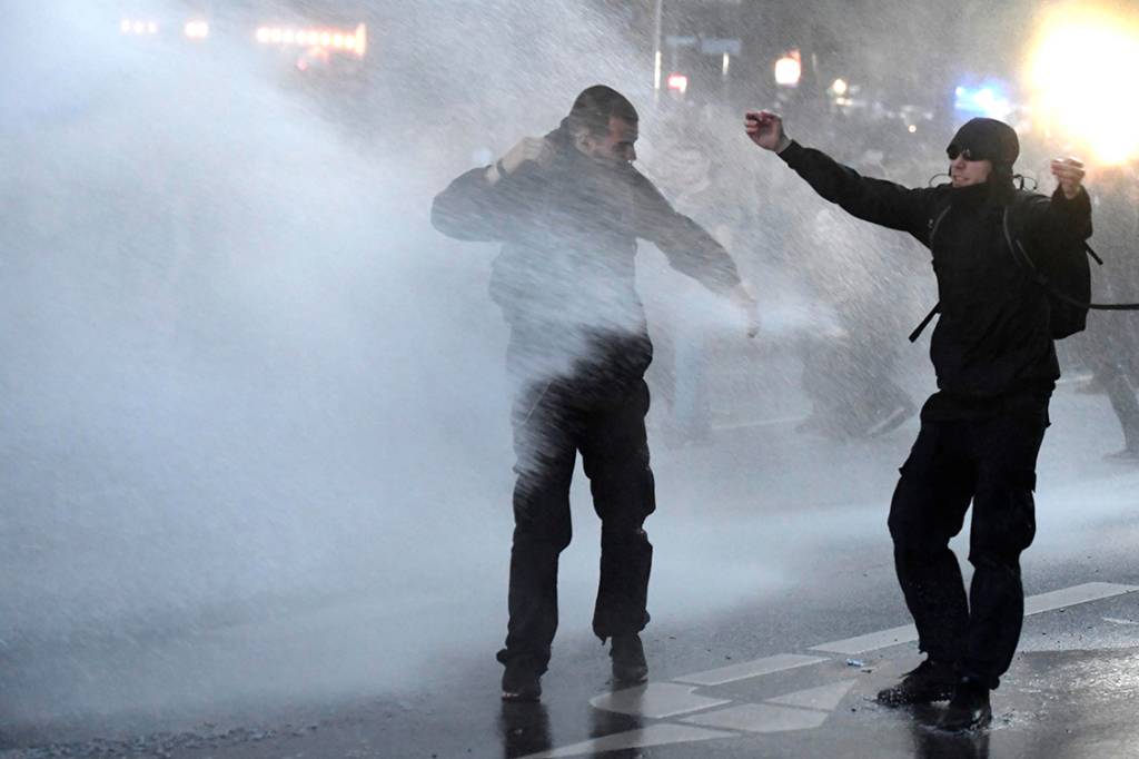 Pol&iacute;cia alem&atilde; utiliza caminh&otilde;es pipa e jatos d'&aacute;gua para dispersar manifesta&ccedil;&otilde;es contra a confer&ecirc;ncia do G20 em Hamburgo, na Alemanha - 06/07/2017