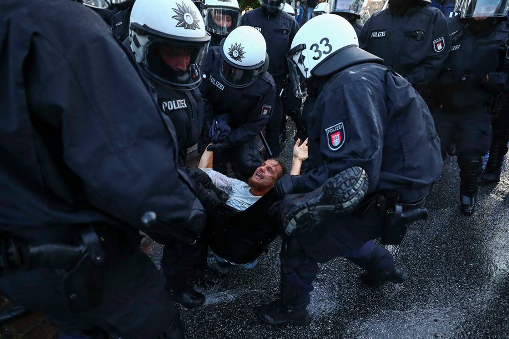 Pol&iacute;cia alem&atilde; repreende manifestantes que protestavam contra o G20 em Hamburgo, na Alemanha - 06/07/2017