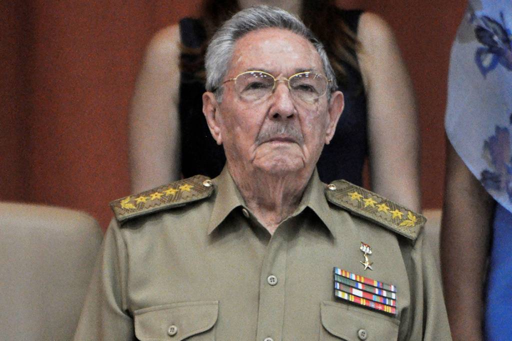 Raúl Castro tira o pijama para fantasiar-se de democrata