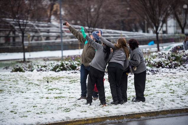 Pessoas tiram selfies em praça coberta de neve em Santiago do Chile, após nevasca atingir a região - 15/07/2017 Pessoas tiram selfies em praça coberta de neve em Santiago do Chile, após nevasca atingir a região - 15/07/2017