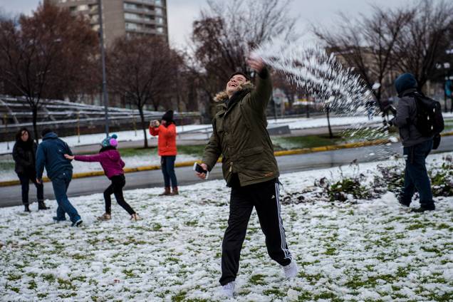 Pessoa atira bola de neve em uma praça no centro de Santiago, após uma forte nevasca inesperada atingir a cidade, no Chile - 15/07/2017 Pessoa atira bola de neve em uma praça no centro de Santiago, após uma forte nevasca inesperada atingir a cidade, no Chile - 15/07/2017
