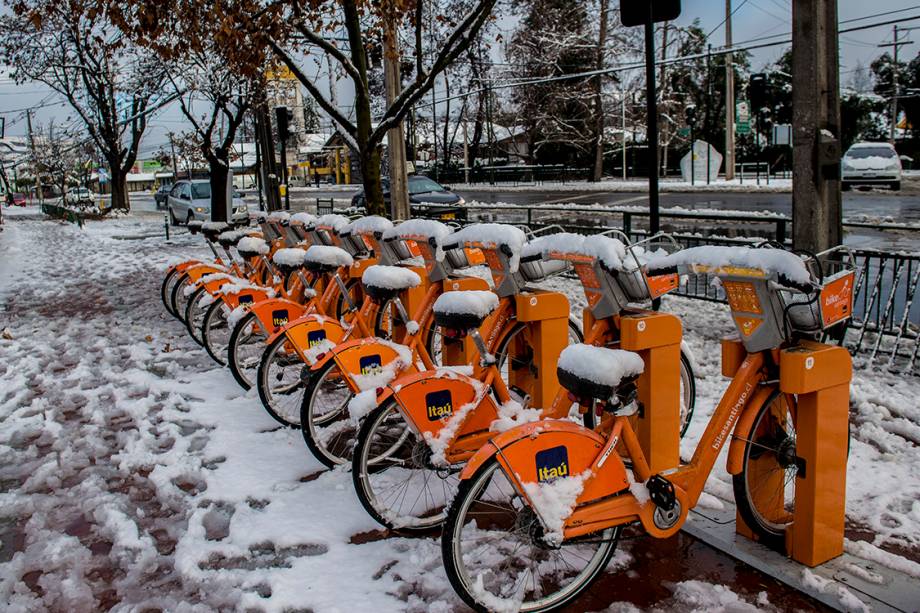 Bicicletas cobertas de neve são fotografadas após forte nevasca atingir a região de Santiago do Chile - 15/07/2017