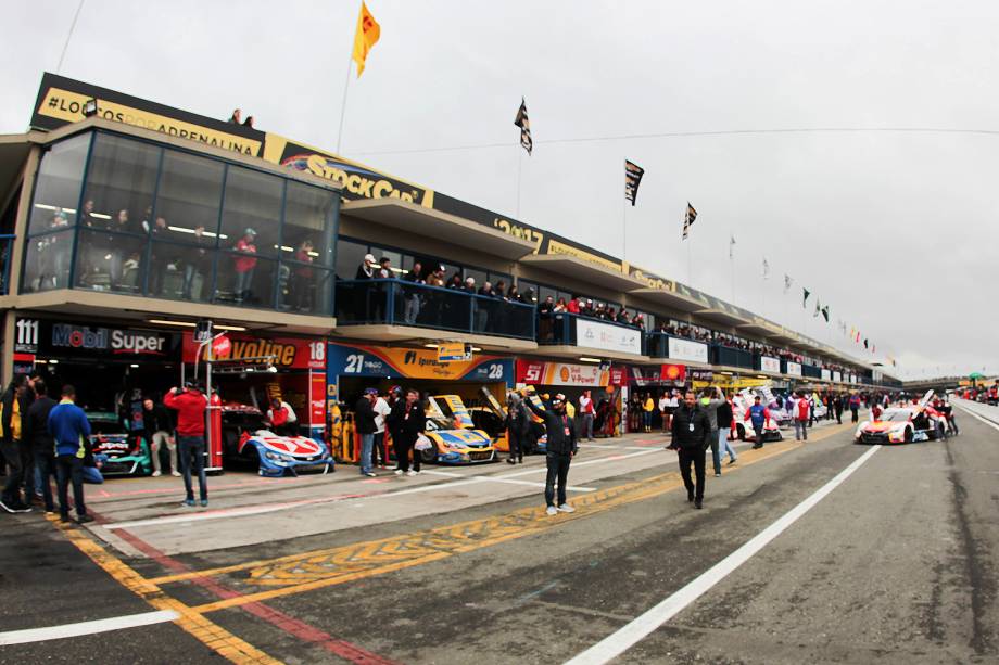 Carros da stock car durante a corrida do milhão em Curitiba (PR), no autódromo internacional de Pinhais, região metropolitana de Curitiba (PR) - 02/07/2017