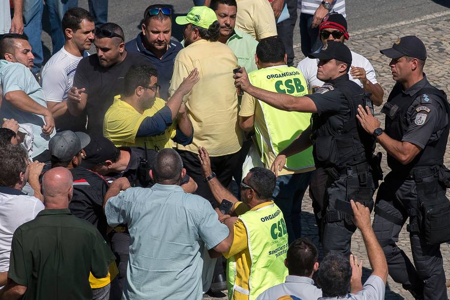 Policias entram em confronto com taxistas que manifestavam contra os aplicativos de carona remunerada esta manhã, durante confusão em frente a prefeitura do Rio de Janeiro - 27/07/2017