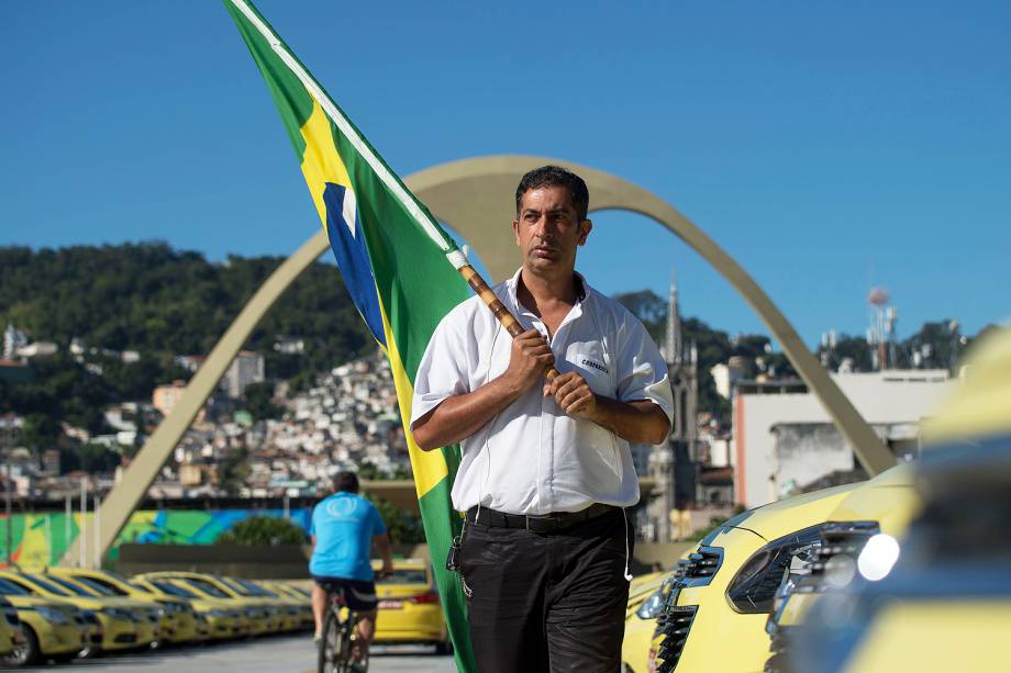 O Sindicato dos Taxistas Autônomos organizou o protesto contra a regulamentação dos aplicativos de carona remunerada na capital carioca - 27/07/2017