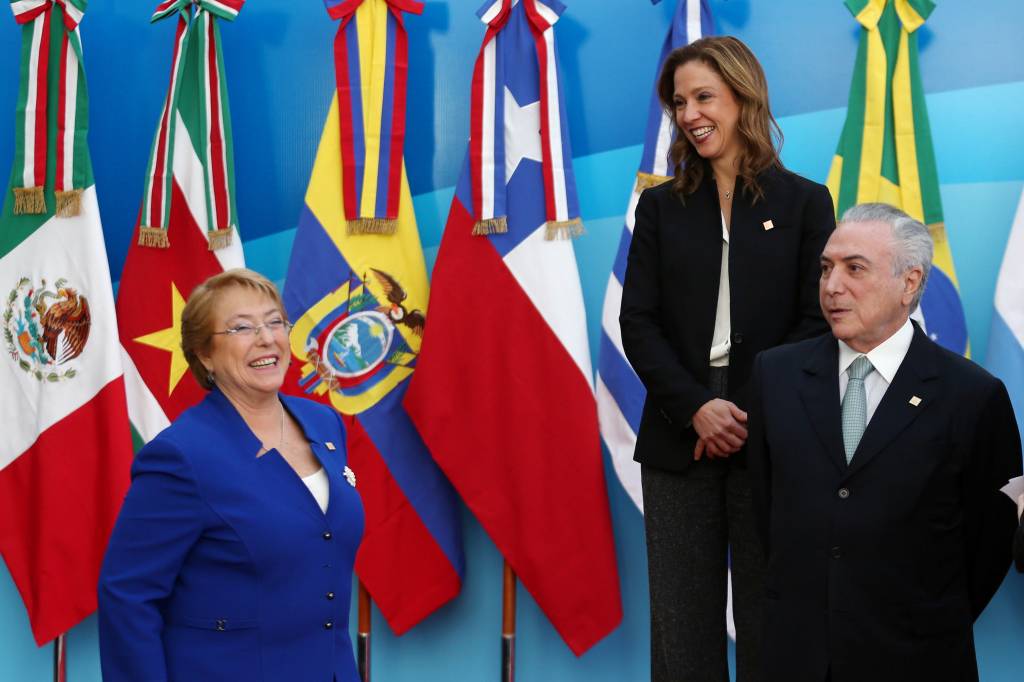 A presidente do Chile, Michelle Bachelet, sorri ao lado do presidente do Brasil, Michel Temer, e da ministra da Com&eacute;rcio, Ind&uacute;stria e Turismo da Col&ocirc;mbia, Maria Claudia Lacouture, antes da foto oficial na c&uacute;pula do bloco comercial do Mercosul em Mendoza, Argentina - 21 de julho de 2017