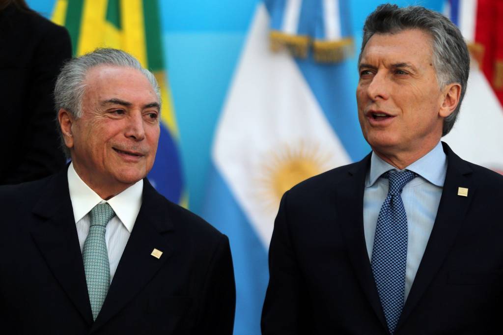 O presidente do Brasil, Michel Temer, e o presidente da Argentina, Mauricio Macri, conversam antes da foto oficial na c&uacute;pula do bloco comercial do Mercosul em Mendoza, Argentina - 21/07/2017