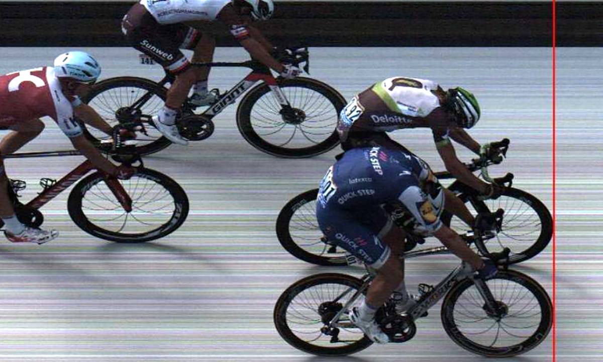 Alemão Marcel Kittel e norueguês Edvald Boasson Hagen chegam na linha de chegada da sétima etapa de provas do Tour de France