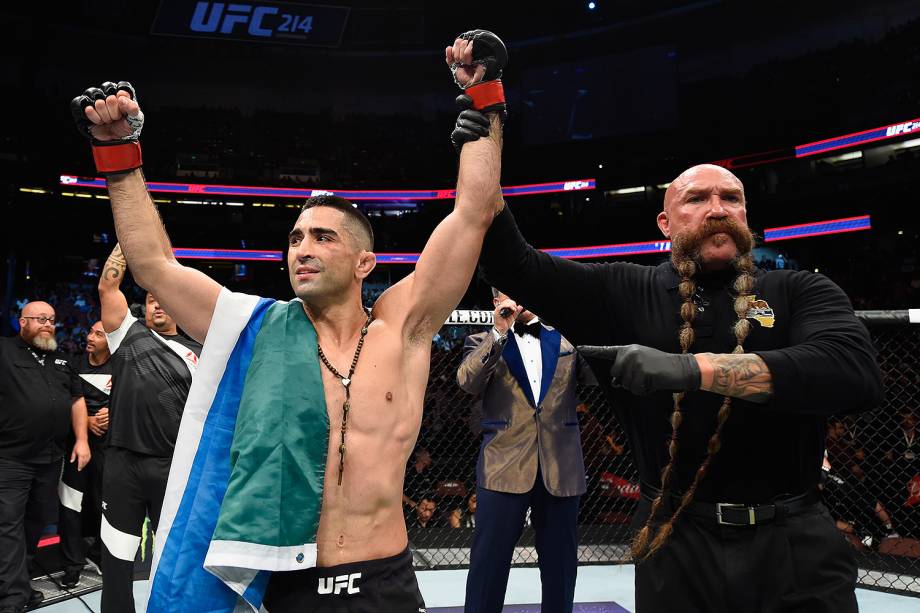 Ricardo Lamas vence Jason Knight no UFC 214 em Anaheim (EUA) - 29/07/2017