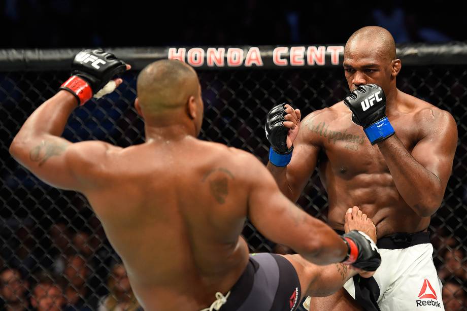 Jon Jones e Daniel Cormier no UFC 214 em Anaheim (EUA) - 29/07/2017