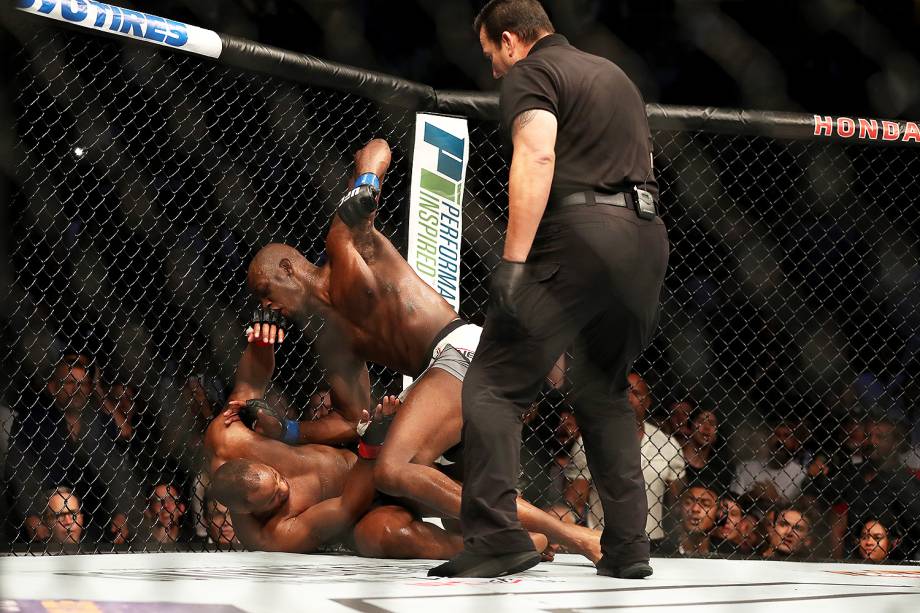 Jon Jones vence Daniel Cormier no UFC 214 em Anaheim (EUA) - 29/07/2017 Jon Jones vence Daniel Cormier no UFC 214 em Anaheim (EUA) - 29/07/2017
