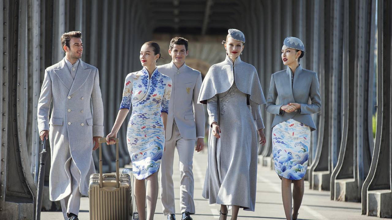Uniformes Hainan Airlines criado pelo estilista Laurence Xu