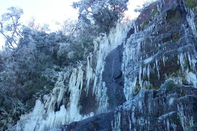 Cachoeira amanhece congelada na cidade de Urupema. Termômetros marcaram –7,5ºC, temperatura mais fria do ano Cachoeira amanhece congelada na cidade de Urupema. Termômetros marcaram –7,5ºC, temperatura mais fria do ano