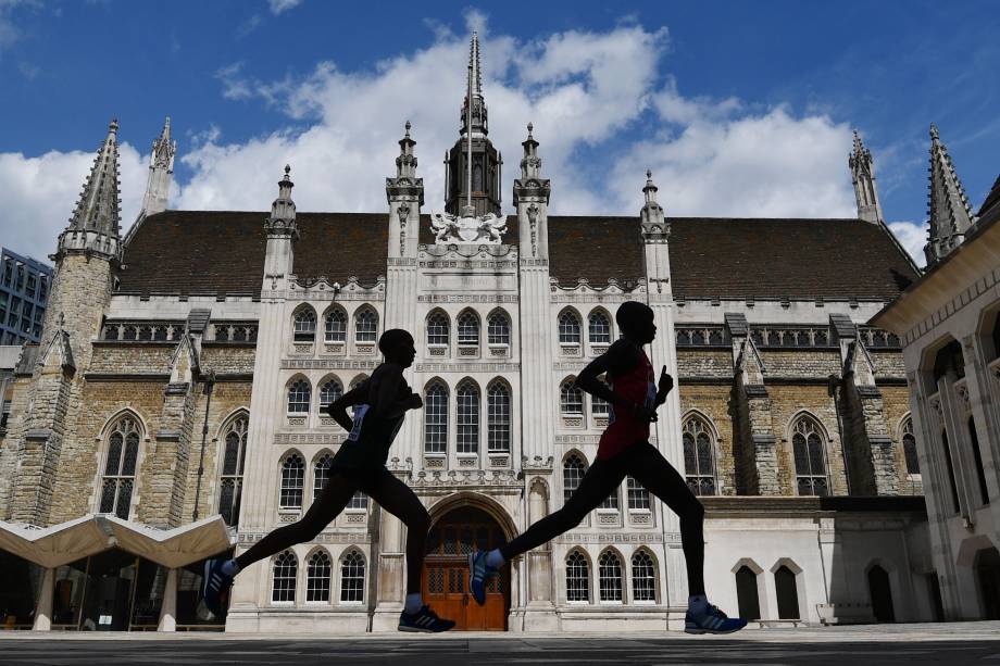Queniano Daniel Kinyua Wanjiru passa pelo prédio de Guildhall, em Londres, durante a prova da maratona do Mundial de Atletismo 2017 Queniano Daniel Kinyua Wanjiru passa pelo prédio de Guildhall, em Londres, durante a prova da maratona do Mundial de Atletismo 2017