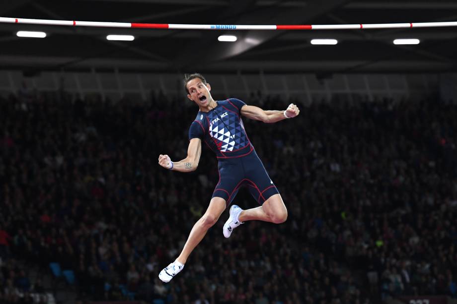 Renaud Lavillenie comemora sua performance na prova de salto com vara no Mundial de Atletismo, na Inglaterra Renaud Lavillenie comemora sua performance na prova de salto com vara no Mundial de Atletismo, na Inglaterra