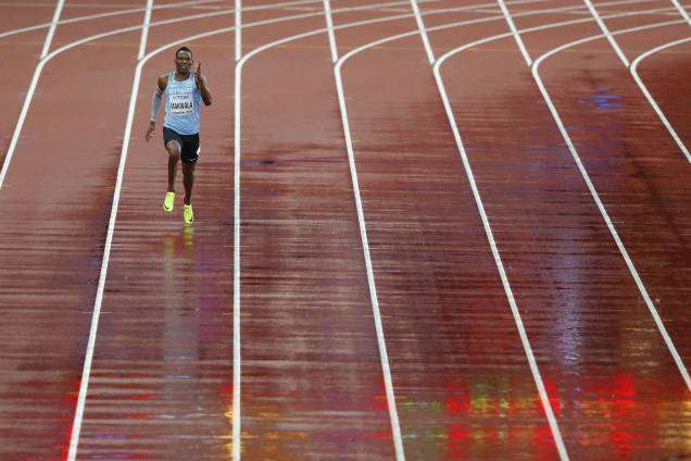 Isaac Makwala, do Botsuana, se prepara para prova de 200m durante o Mundial de Atletismo Isaac Makwala, do Botsuana, se prepara para prova de 200m durante o Mundial de Atletismo
