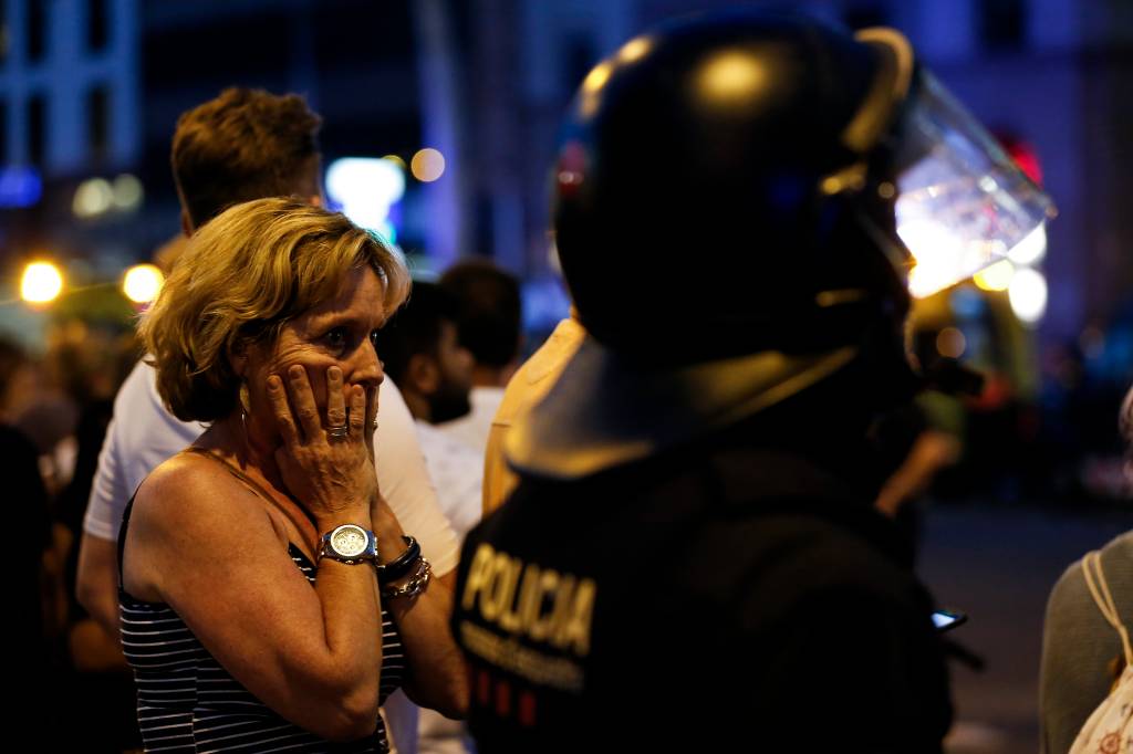Mulher reage ao atentado ap&oacute;s ser retirada da &aacute;rea onde foram atropelados cidad&atilde;os e turistas resultando na morte de 14 pessoas e deixando dezenas de feridos, em Barcelona, na Espanha