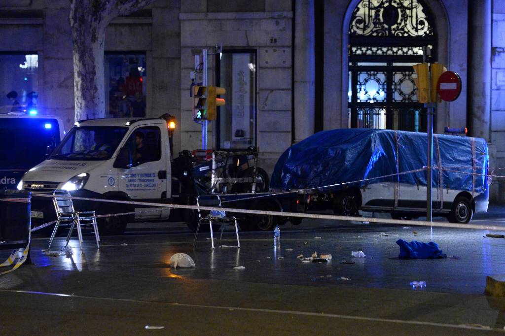 A van utilizada por um terrorista para atropelar dezenas de pessoas em Las Ramblas, &eacute; recolhida pela pol&iacute;cia catal&atilde; em Barcelona