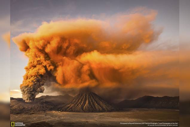 Reynold Dewantara estava perto do Monte Bromo, na província de Java Oriental, Indonésia, quando foi alertado que o vulcão entraria em erupção. Ele aguardou no pátio de um hotel local e contou com sorte para fazer uma fotografia da erupção com uma luz incrível Reynold Dewantara estava perto do Monte Bromo, na província de Java Oriental, Indonésia, quando foi alertado que o vulcão entraria em erupção. Ele aguardou no pátio de um hotel local e contou com sorte para fazer uma fotografia da erupção com uma luz incrível