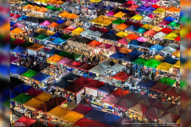 A fotografia de Kajan Madrasmail mostra a vida noturna agitada e colorida que se inicia ao cair da noite no mercado em Banguecoque, capital da Tailândia A fotografia de Kajan Madrasmail mostra a vida noturna agitada e colorida que se inicia ao cair da noite no mercado em Banguecoque, capital da Tailândia