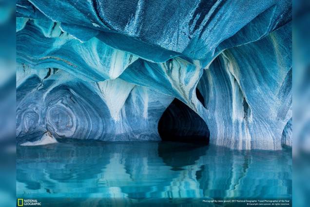 Em uma viagem atípica com seu pai, o fotógrafo Clane Gessel foi a um destino não tão conhecido assim na Patagônia, os dois pegaram um barco que demorou dez horas até chegar nas "Cavernas de Mármore". Com tamanha beleza natural, o esforço valeu a pena Em uma viagem atípica com seu pai, o fotógrafo Clane Gessel foi a um destino não tão conhecido assim na Patagônia, os dois pegaram um barco que demorou dez horas até chegar nas "Cavernas de Mármore". Com tamanha beleza natural, o esforço valeu a pena